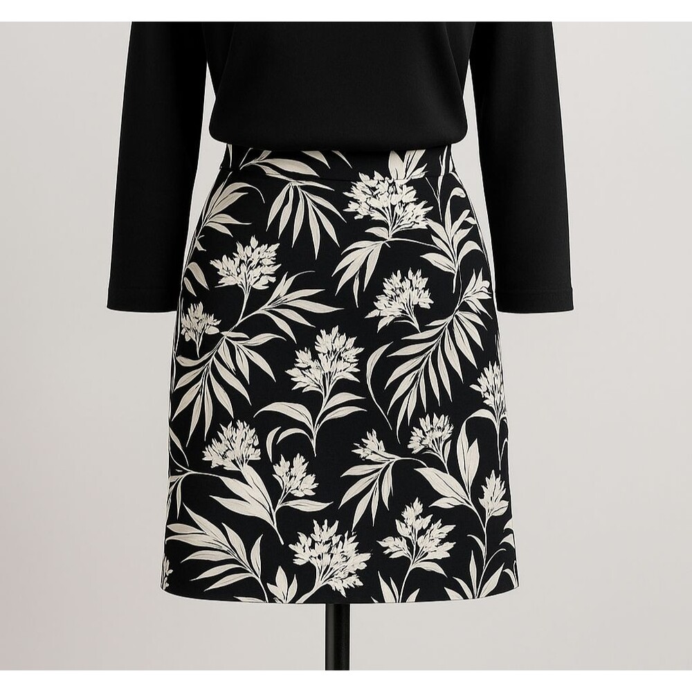 S.C. & Co. Black & White Floral Tummy Control Pull-On Skort – Size L